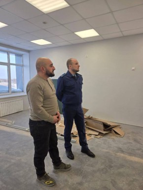 И. о. прокурора Нового Уренгоя Вячеслав Зайков осуществил выезд в МБОУ «СШ им. К.А. Литвинова», где проводится капитальный ремонт здания