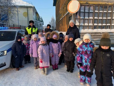 В Тарко-Сале сотрудники Госавтоинспекции провели пешеходную экскурсию «Мой безопасный путь» для дошкольников