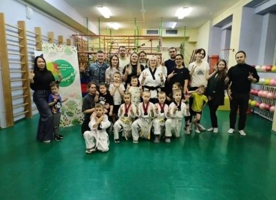 Ноги прыгают, глаза сияют. В детском саду «Рябинка» в клубе «Вытворяйка!» прошла активная встреча для детей и родителей