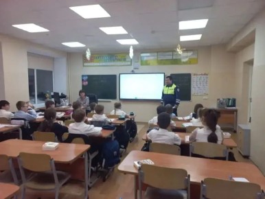 В новоуренгойской школе №3 сотрудники Госавтоинспекции провели для учеников уроки дорожной безопасности