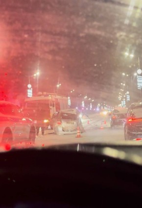 В Новом Уренгое в районе Яха-парка столкнулись три автомобиля