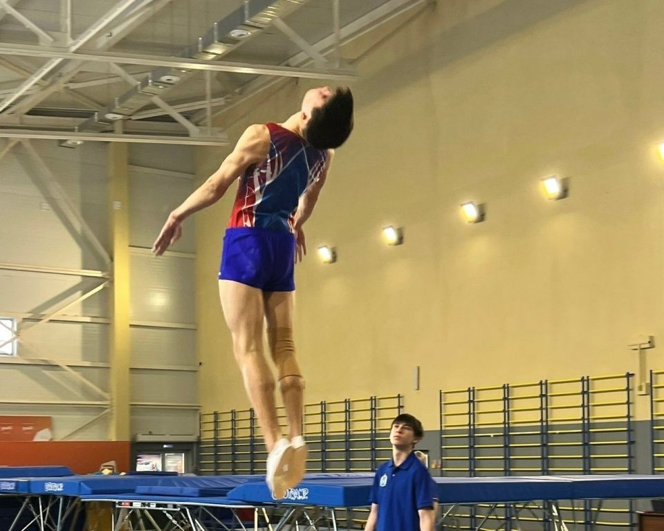 В Новом Уренгое назвали победителей и призеров региональных соревнований по прыжкам на батуте