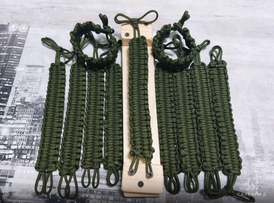 Добровольцы движения ZOV 89 плетут браслеты, которые могут спасти жизнь