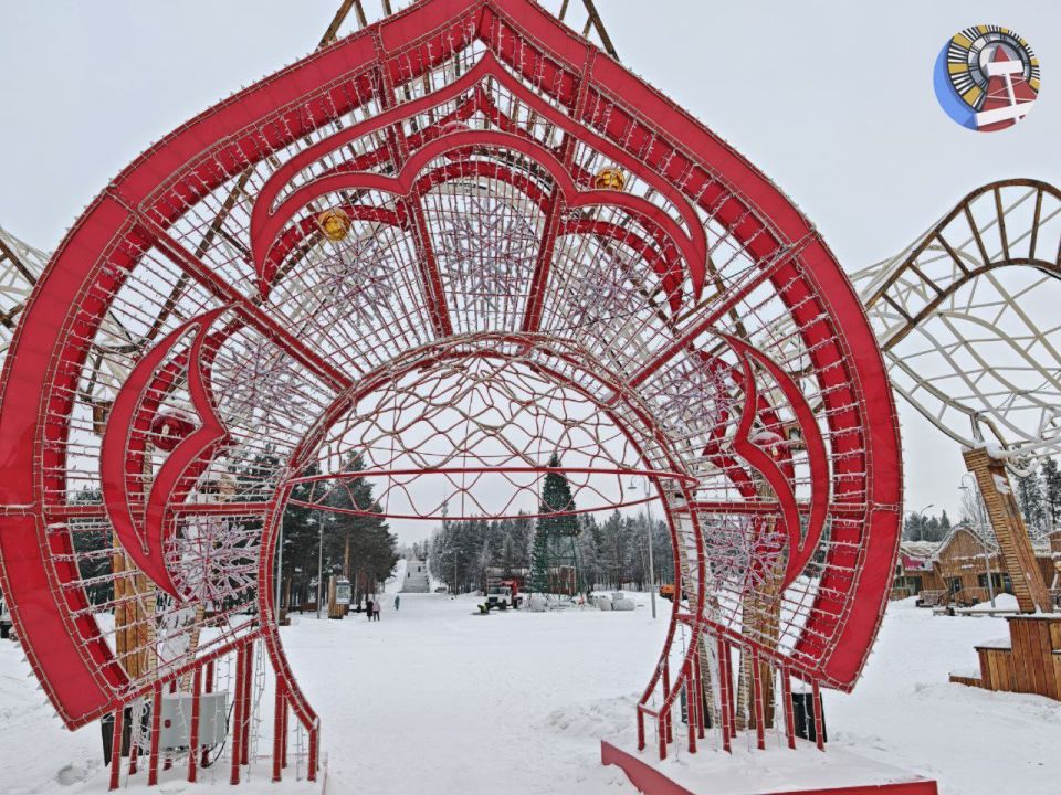 В Ноябрьске начали убирать праздничные конструкции