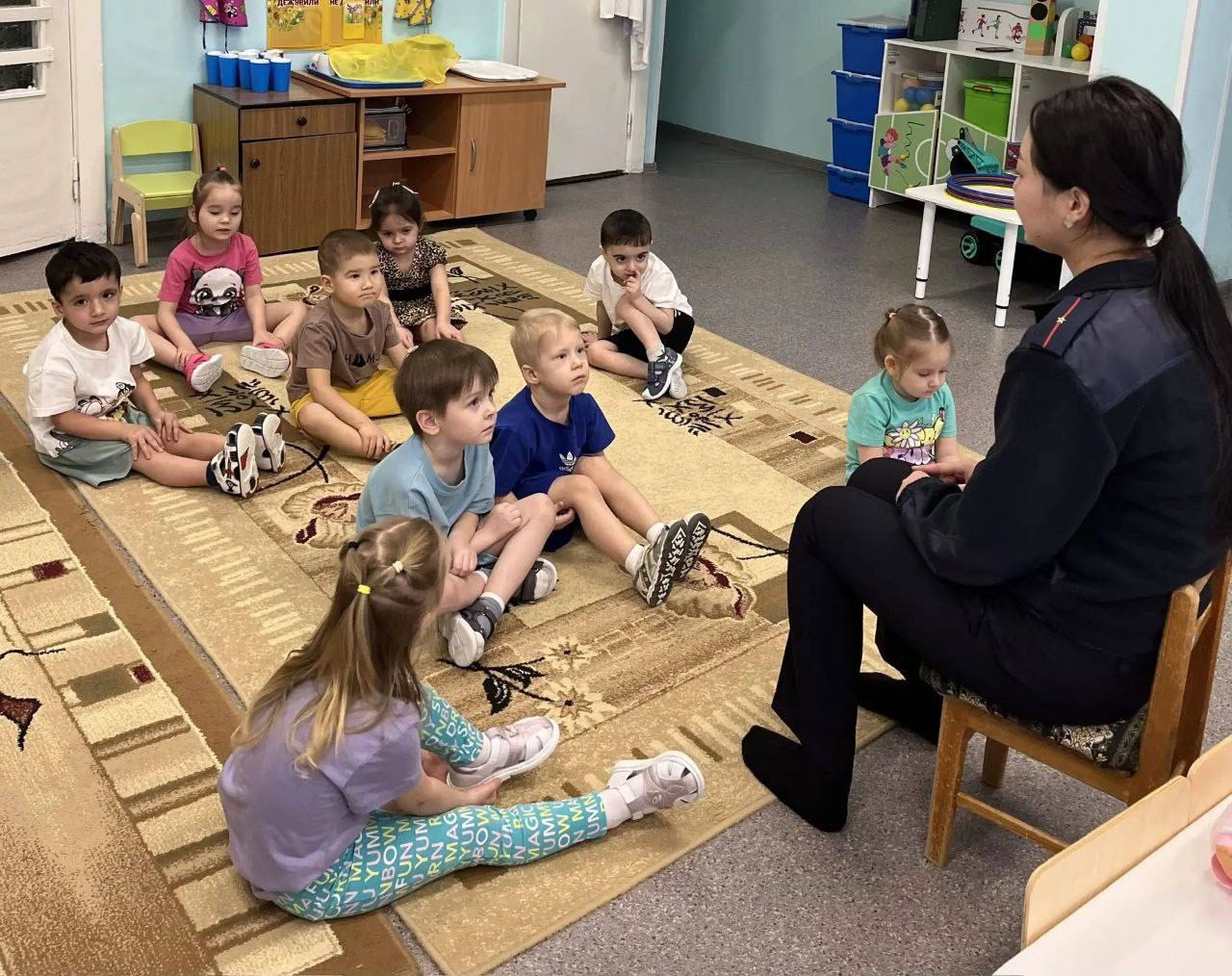 Ноябрьские автоинспекторы провели профилактическое занятие с воспитанниками детского сада «Белоснежка»