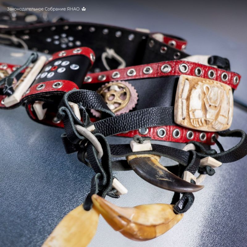 На встрече спикеры поделились по-настоящему сокровенным, показав талисманы и семейные реликвии, которые являются для них источниками духовной поддержки