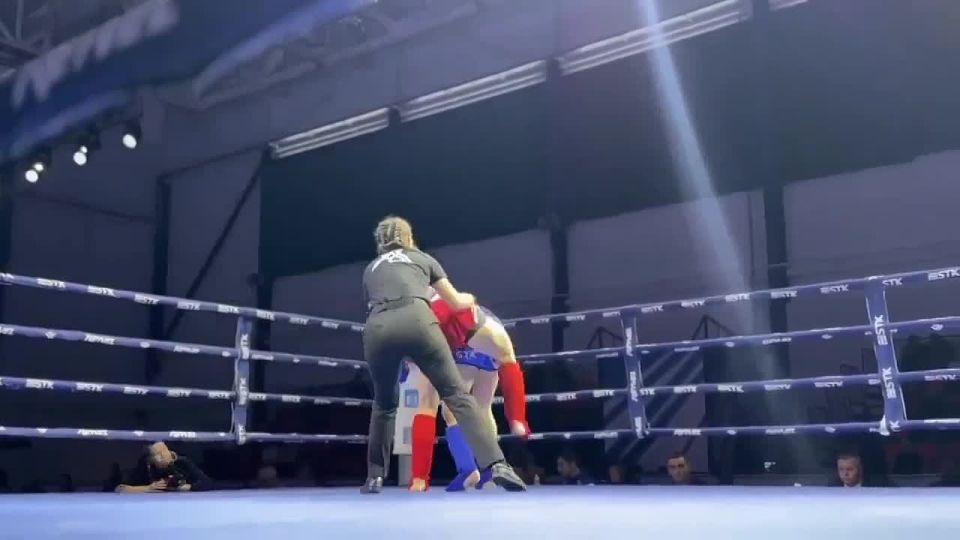 Женские бои в самом разгаре