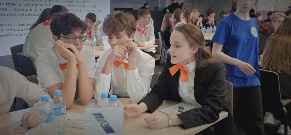 Обладатель «Хрустальных сов» Алексей Блинов провёл интеллектуальные игры для ямальских школьников