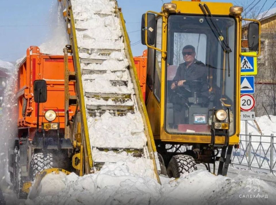 Продолжается очистка улично-дорожной сети и дворовых территорий от снега