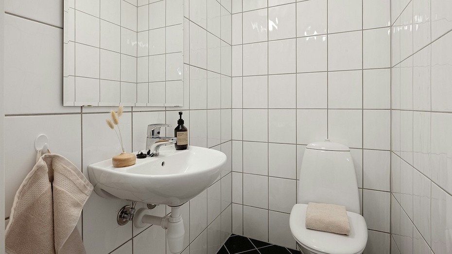 Запах канализации в туалете: как устранить проблему и что делать?