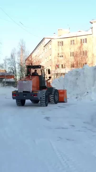 Надымгоравтодор спасает надымчан от избытка снежных масс