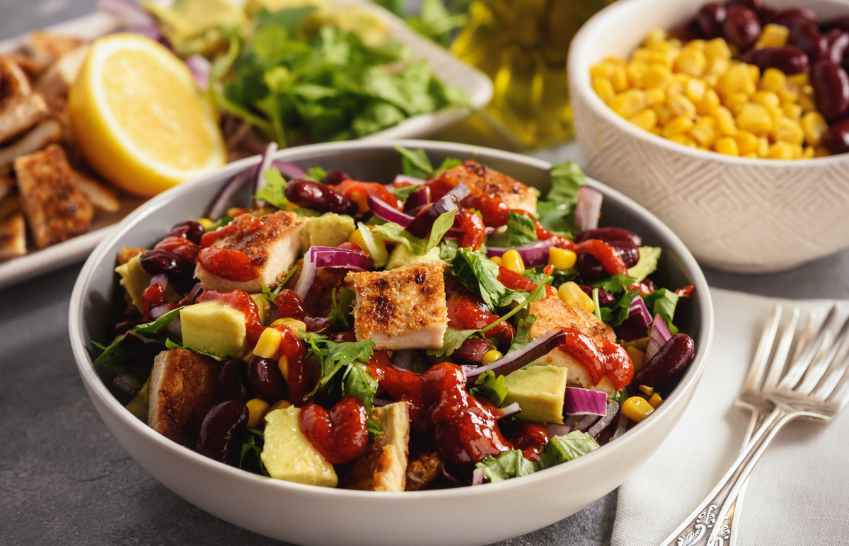 Острый салат с курицей в мексиканском стиле: быстро и вкусно для вашего ужина