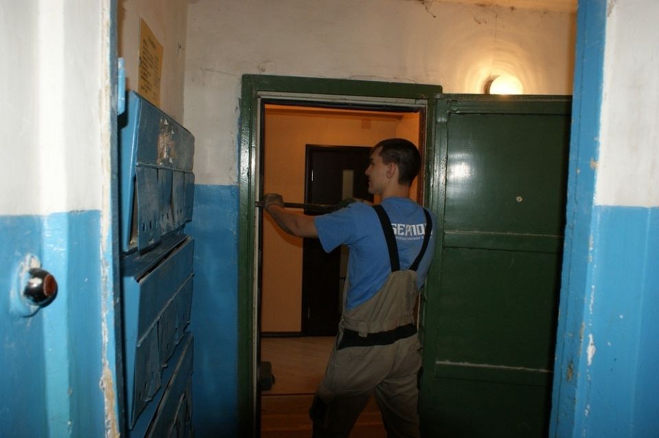 Новые правила по самовольно установленным тамбурным дверям: штрафы и демонтажы