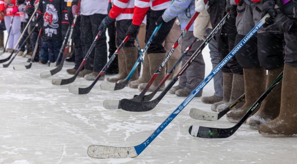 Хоккей на валенках: встречаем 23 февраля спортивно