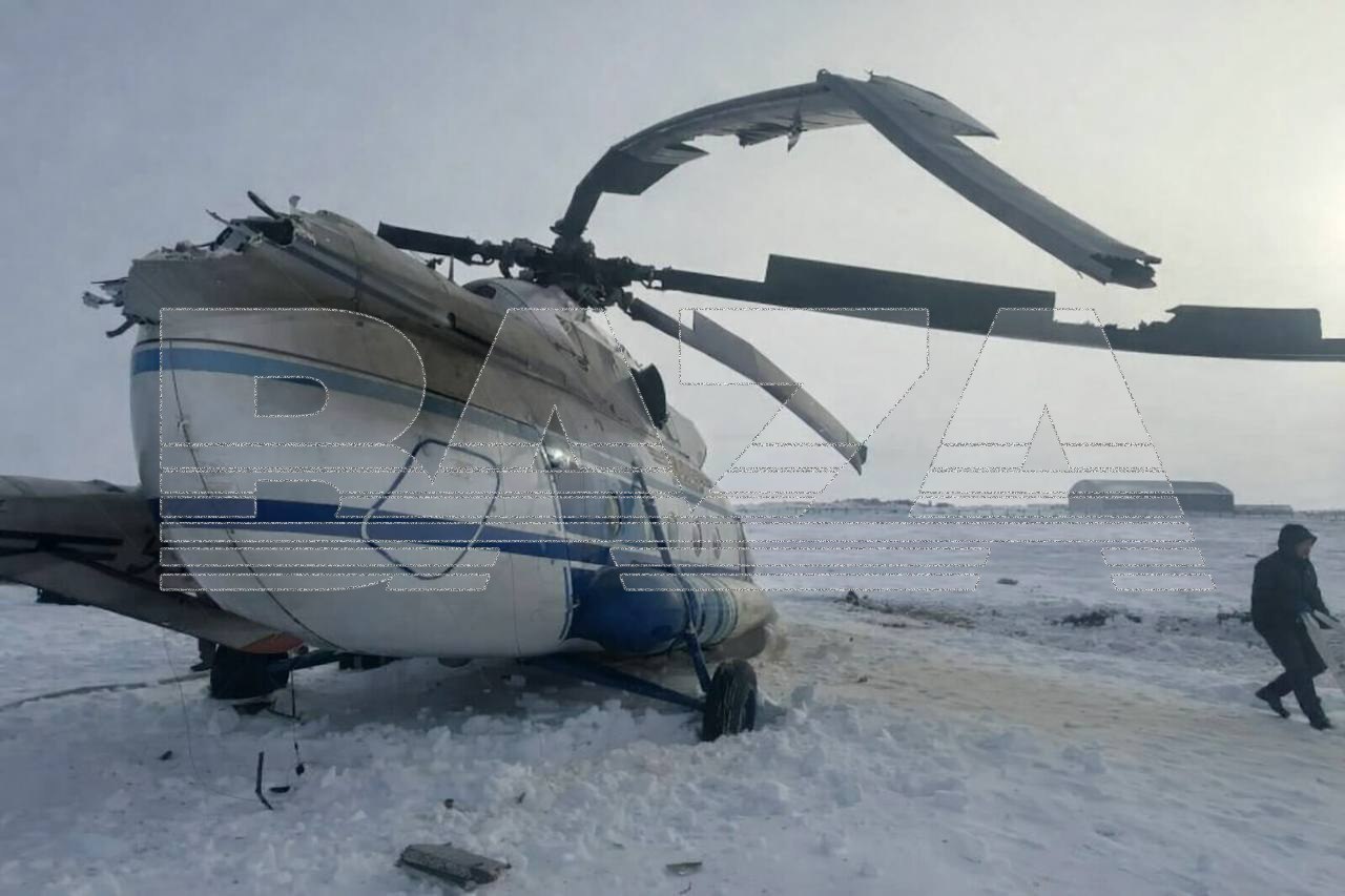 На Ямале вертолет с вахтовиками совершил жесткую посадку и перевернулся