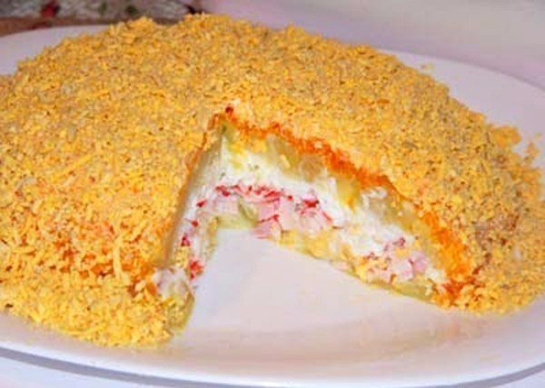 Слоеный крабовый салат: простой рецепт для яркого стола