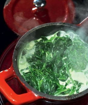 Узнайте секрет сливочного шпината: гарнир, который покорит ваше сердце