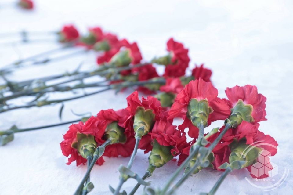 Волонтёры Победы Надымского района возложили цветы к памятнику «Защитникам Донбасса»