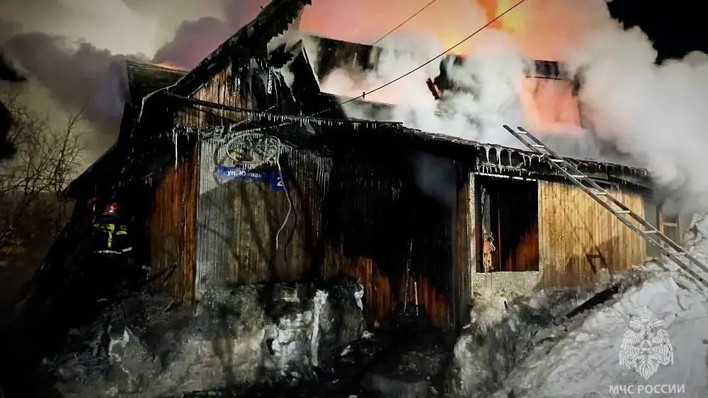 Пожар унёс жизнь ребёнка. Ночью в Тарко-Сале загорелся частный жилой дом на улице Южная Пожар унёс жизнь ребёнка. Ночью в Тарко-Сале загорелся частный жилой дом на улице Южная