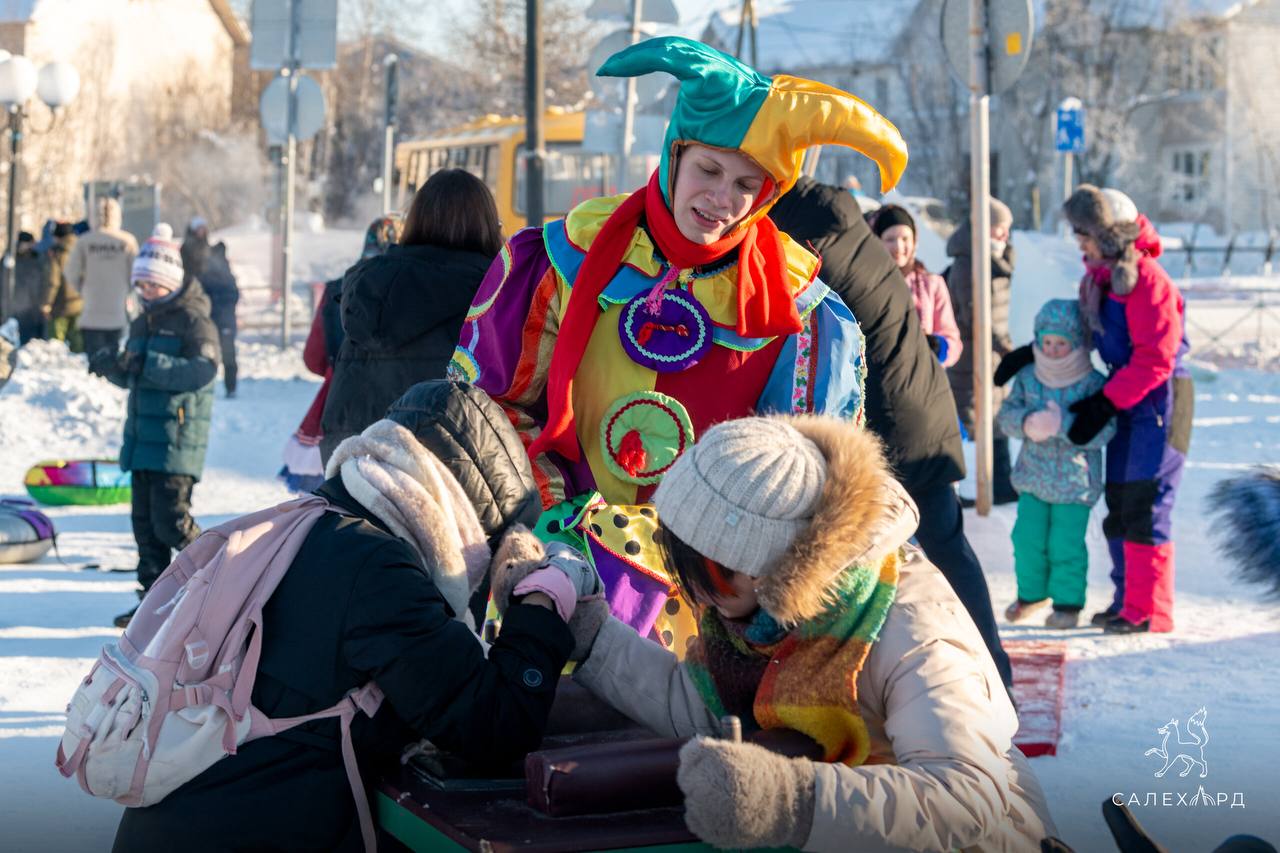 Друзья, весна хоть и добирается к нам с морозом, но мы знаем, что позвать её надо правильно - шумно и весело Друзья, весна хоть и добирается к нам с морозом, но мы знаем, что позвать её надо правильно - шумно и весело