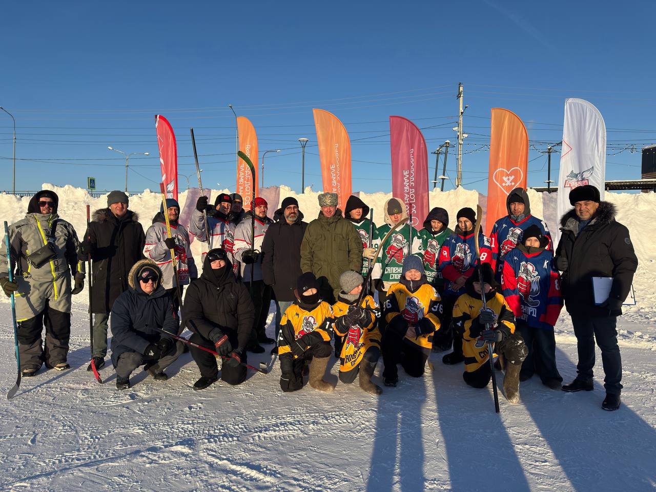 Сотрудники следственного управления СК России по ЯНАО провели необычный хоккейный турнир посвященный Дню защитника Отечества Сотрудники следственного управления СК России по ЯНАО провели необычный хоккейный турнир посвященный Дню защитника Отечества