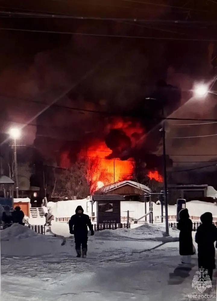 Пожар унёс жизнь ребёнка. Ночью в Тарко-Сале загорелся частный жилой дом на улице Южная