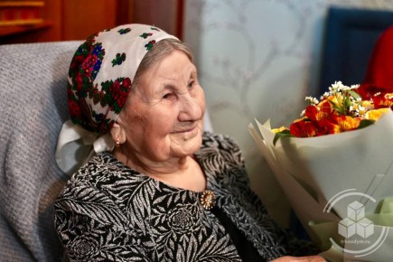 В Надыме с 96-летием поздравили ветерана, труженика тыла, Тамару Лукиничну Горшкову