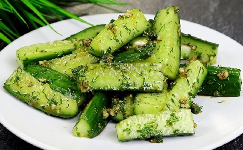 Как быстро приготовить удивительную закуску из свежих огурцов