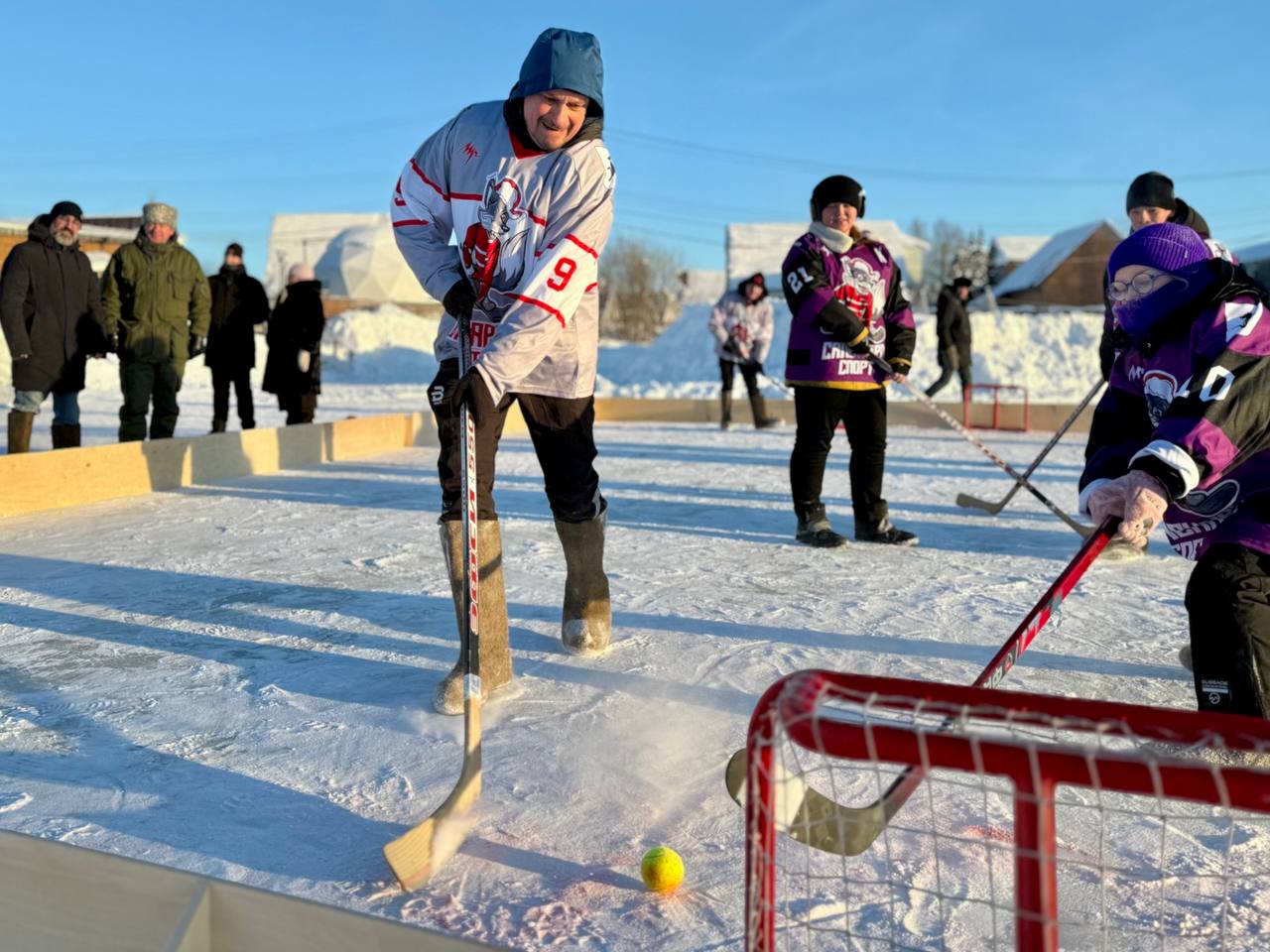 Сотрудники следственного управления СК России по ЯНАО провели необычный хоккейный турнир посвященный Дню защитника Отечества Сотрудники следственного управления СК России по ЯНАО провели необычный хоккейный турнир посвященный Дню защитника Отечества
