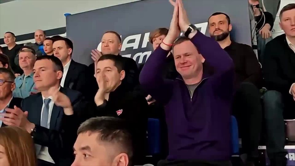 На таких движениях сегодня губернатор Дмитрий Артюхов, главный по Нуру Антон Колодин и главный по «ФАКЕЛ ЯМАЛУ» Николай Капранов