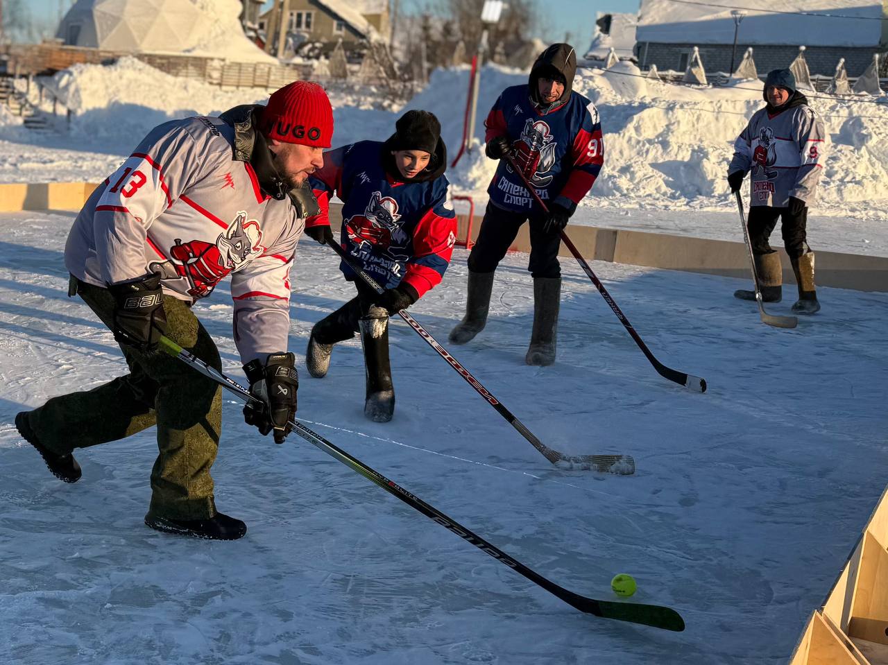 Сотрудники следственного управления СК России по ЯНАО провели необычный хоккейный турнир посвященный Дню защитника Отечества Сотрудники следственного управления СК России по ЯНАО провели необычный хоккейный турнир посвященный Дню защитника Отечества