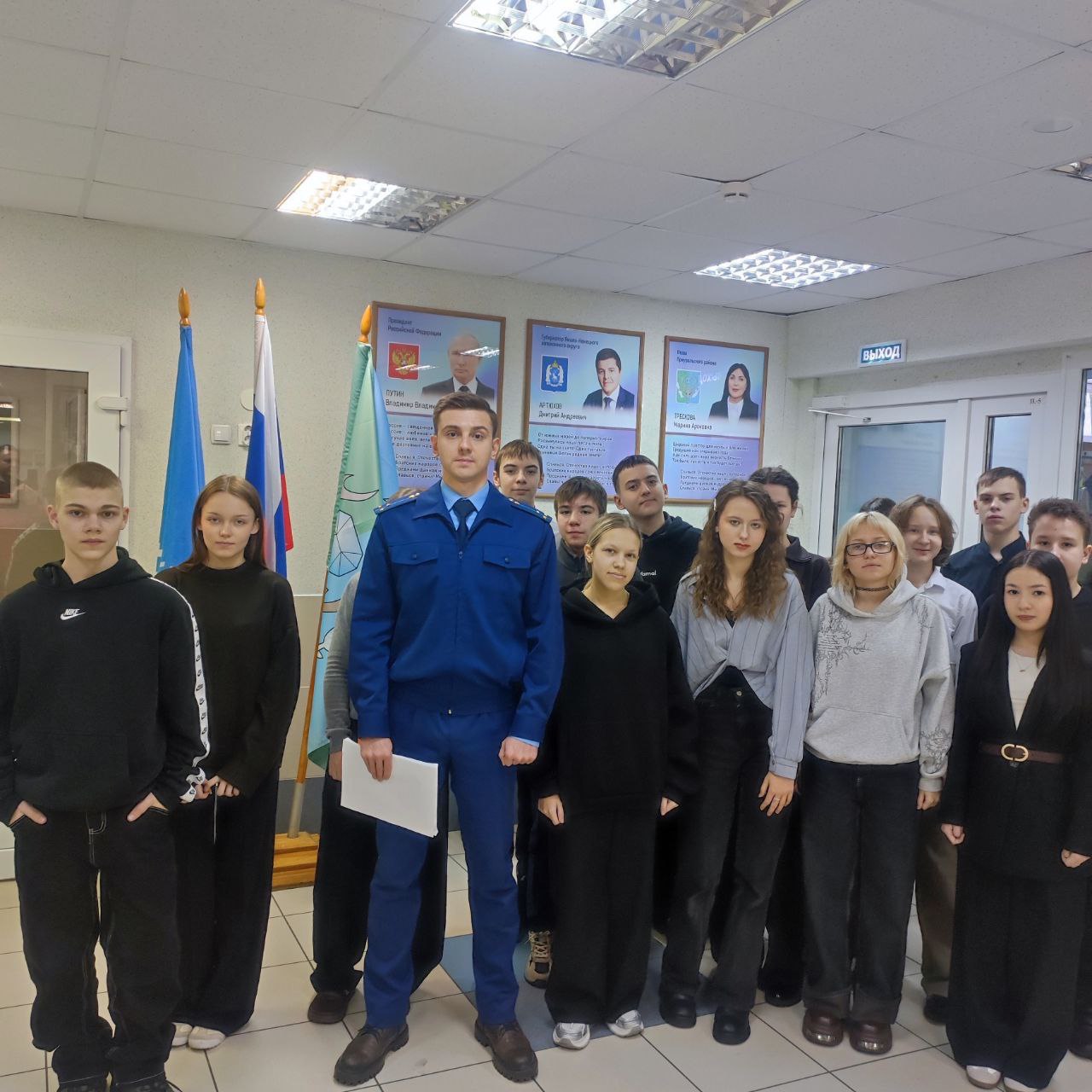 Помощник прокурора Лабытнанги Георгий Милевский провел лекцию с обучающимися МАОУ "СОШ № 3 с УИОП" на тему: "Административная и уголовная ответственность, распространенные виды правонарушений" Помощник прокурора Лабытнанги Георгий Милевский провел лекцию с обучающимися МАОУ "СОШ № 3 с УИОП" на тему: "Административная и уголовная ответственность, распространенные виды правонарушений"