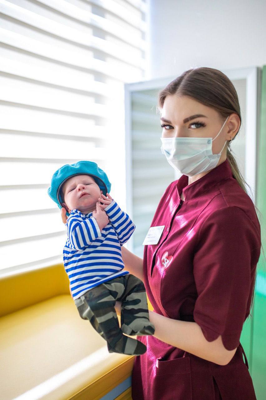 Маленькие защитники в тельняшках: первый праздник новорождённых в Ноябрьске