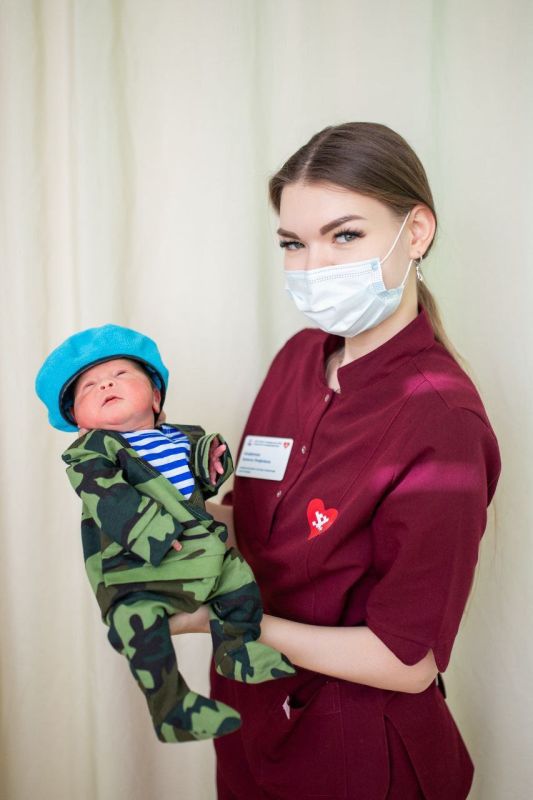 Самые милые десантники: новорождённые Ноябрьска встретили День защитника Отечества в «парадной форме»