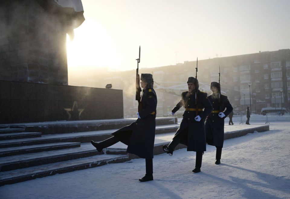 Новоуренгойцы почтили память героев, возложив цветы к Вечному огню