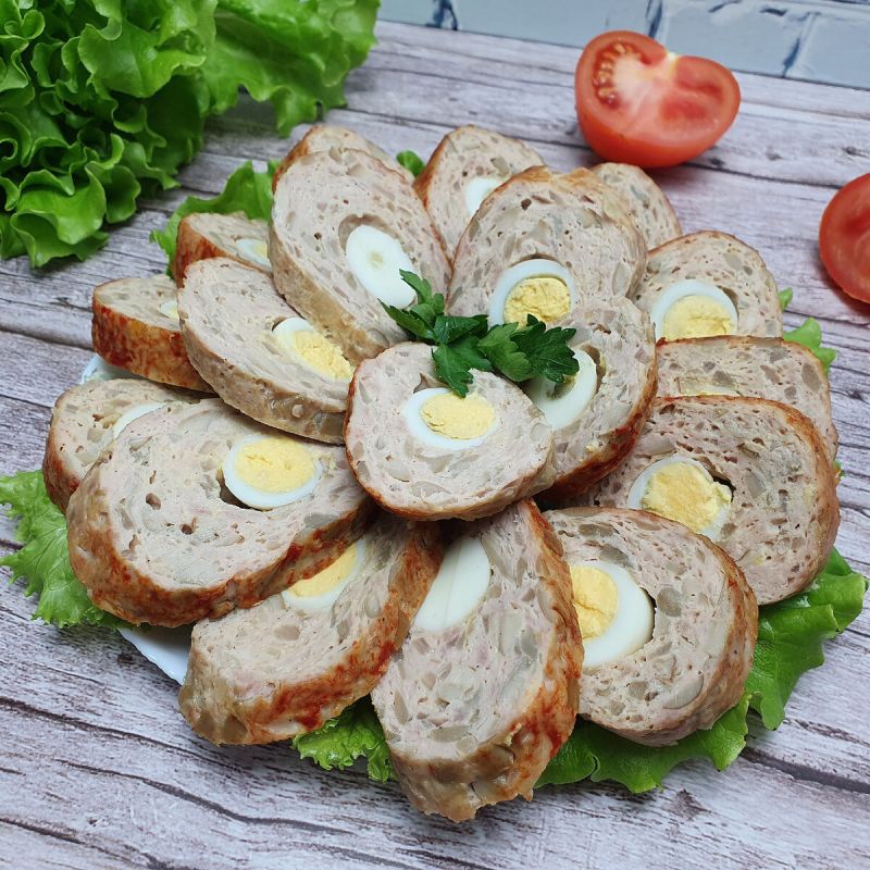 Мясной рулет с грибами и перепелиными яйцами: изысканное блюдо для любого стола