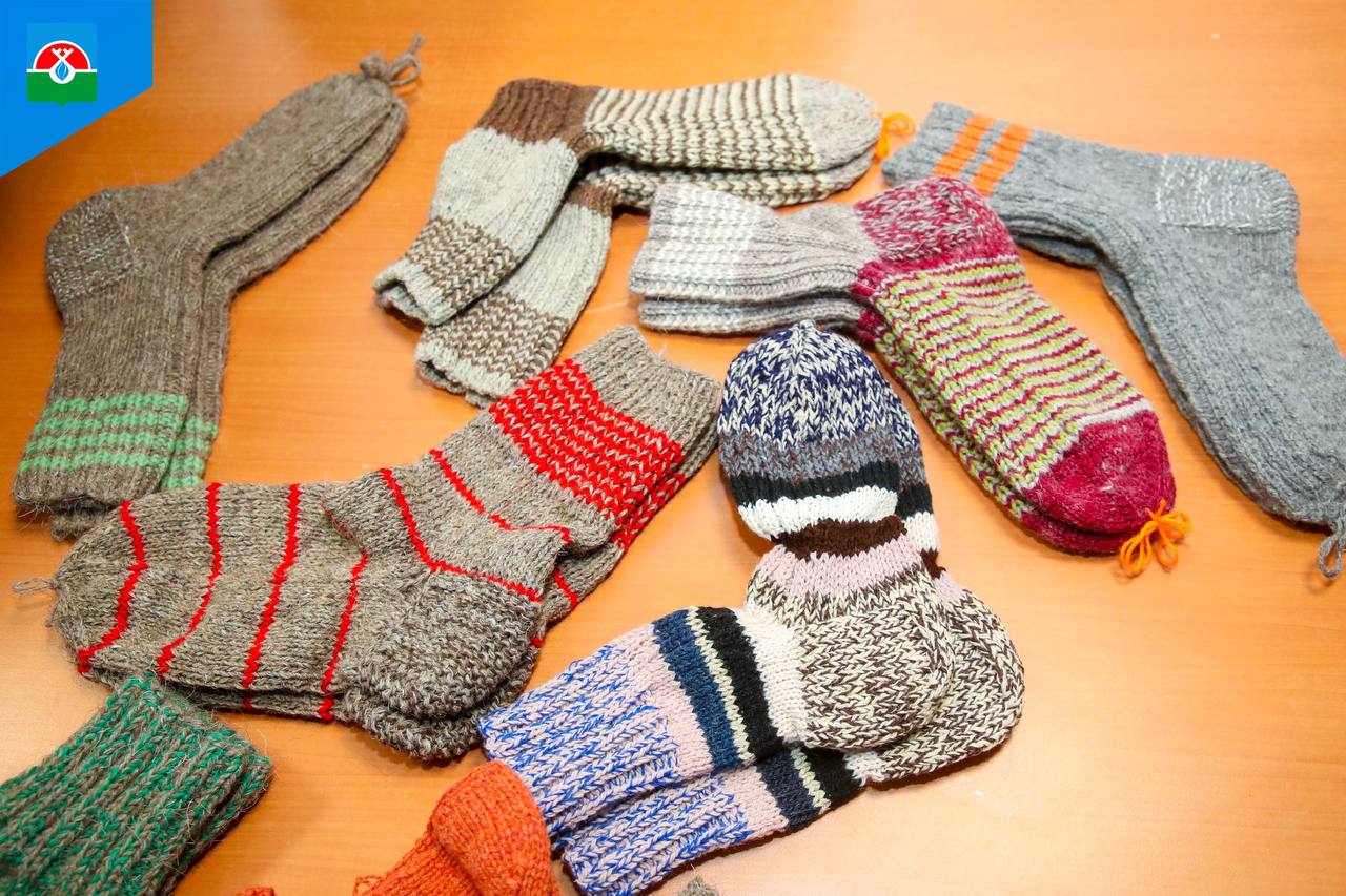 Тепло своими руками: в Надыме связали 100 пар носков для бойцов Тепло своими руками: в Надыме связали 100 пар носков для бойцов