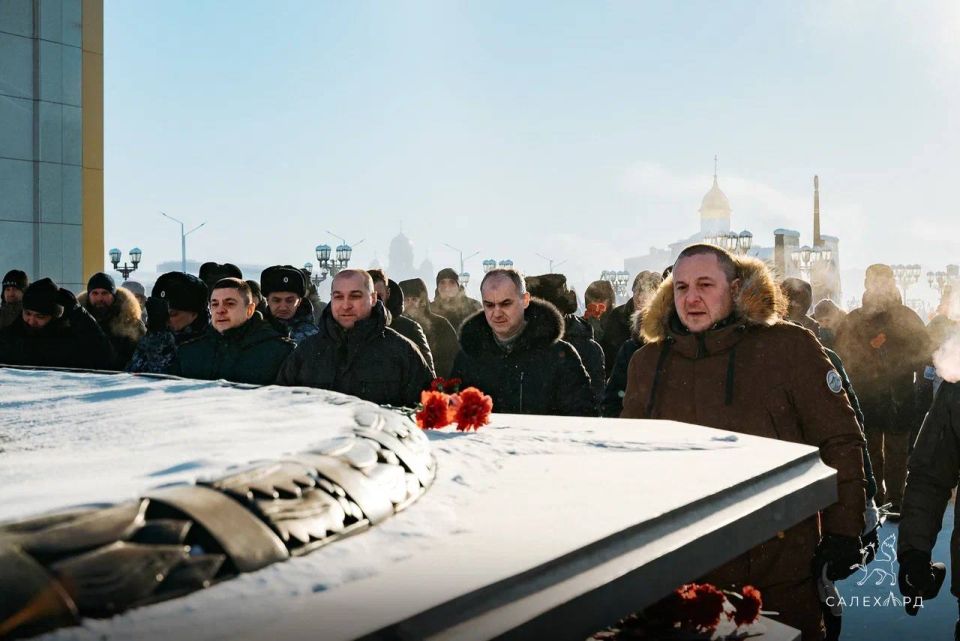 Сегодня, в День защитника Отечества, на Пантеоне состоялась торжественная церемония возложения к Вечному огню