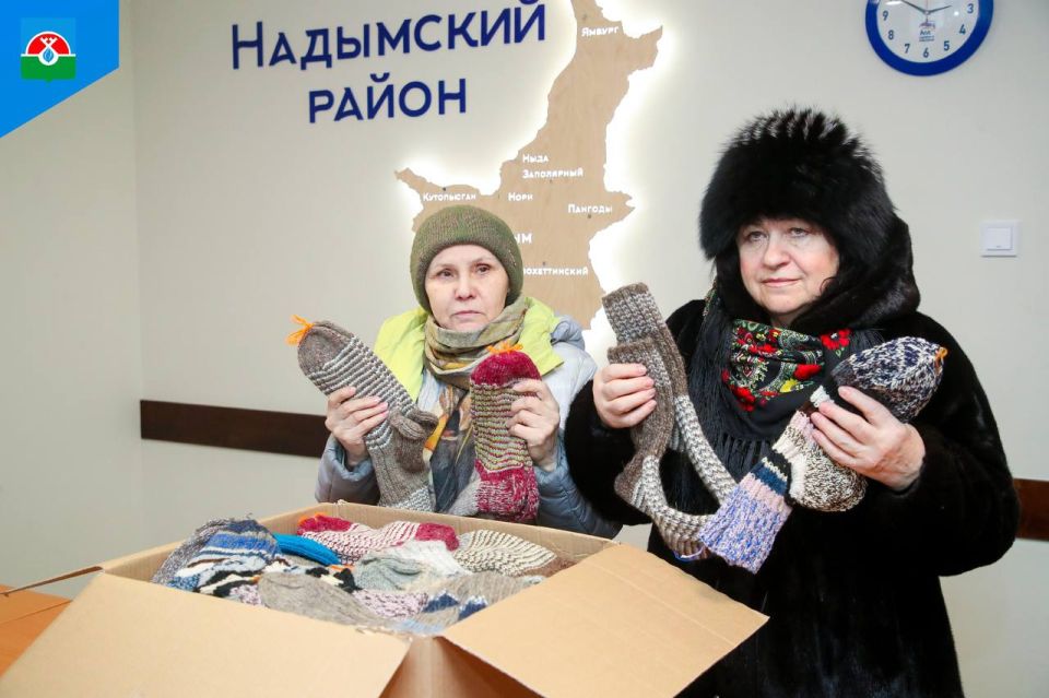 Тепло своими руками: в Надыме связали 100 пар носков для бойцов