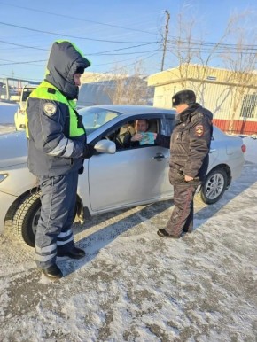 Тазовские автоинспекторы поздравили мужчин с Днём защитника Отечества!
