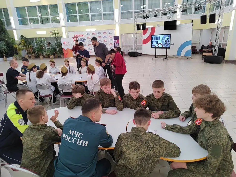 В преддверии Дня защитника Отечества сотрудники муравленковской Госавтоинспекции провели серию встреч со школьниками в рамках игры «В одном строю» В преддверии Дня защитника Отечества сотрудники муравленковской Госавтоинспекции провели серию встреч со школьниками в рамках игры «В одном строю»