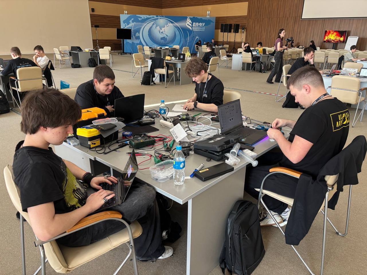 Антон Колодин: Денис Пасика, учащийся школы №3, одержал победу на всероссийском этапе Национальной технологической олимпиады (НТО) во Владивостоке по направлению Антон Колодин: Денис Пасика, учащийся школы №3, одержал победу на всероссийском этапе Национальной технологической олимпиады (НТО) во Владивостоке по направлению