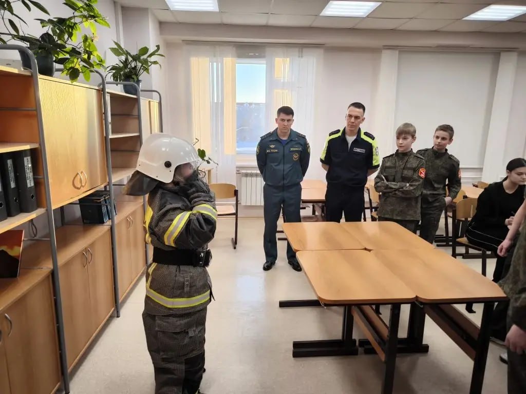 В преддверии Дня защитника Отечества сотрудники муравленковской Госавтоинспекции провели серию встреч со школьниками в рамках игры «В одном строю» В преддверии Дня защитника Отечества сотрудники муравленковской Госавтоинспекции провели серию встреч со школьниками в рамках игры «В одном строю»