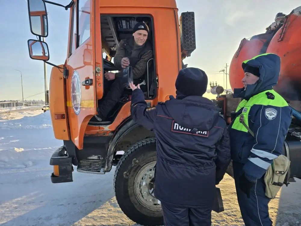 Тазовские автоинспекторы поздравили мужчин с Днём защитника Отечества! Тазовские автоинспекторы поздравили мужчин с Днём защитника Отечества!