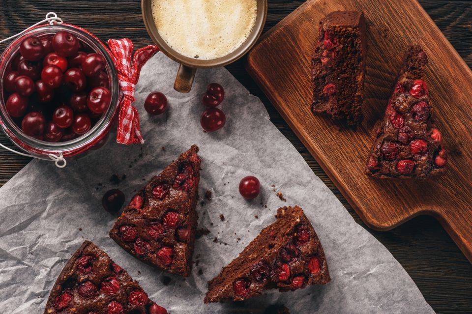 Вкусный пирог с рикоттой, бананами и вишней: здоровый десерт для всей семьи