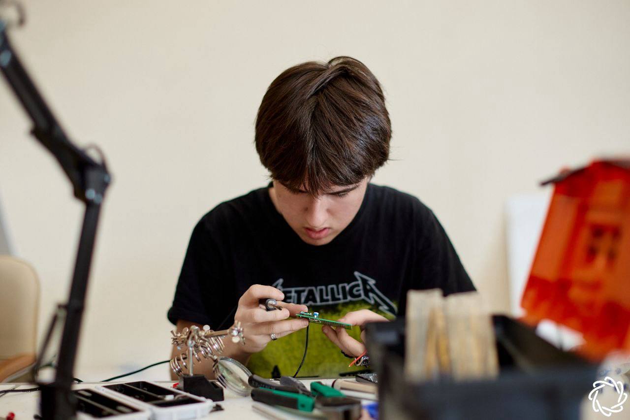 Антон Колодин: Денис Пасика, учащийся школы №3, одержал победу на всероссийском этапе Национальной технологической олимпиады (НТО) во Владивостоке по направлению Антон Колодин: Денис Пасика, учащийся школы №3, одержал победу на всероссийском этапе Национальной технологической олимпиады (НТО) во Владивостоке по направлению