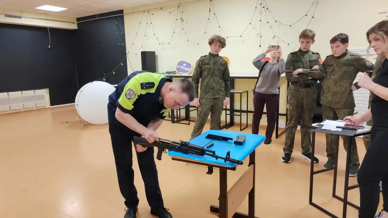 В преддверии Дня защитника Отечества сотрудники муравленковской Госавтоинспекции провели серию встреч со школьниками в рамках игры «В одном строю» В преддверии Дня защитника Отечества сотрудники муравленковской Госавтоинспекции провели серию встреч со школьниками в рамках игры «В одном строю»