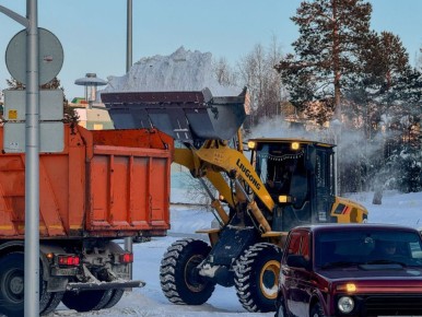 Завершаем день кадрами масштабной уборки снега в Ноябрьске!
