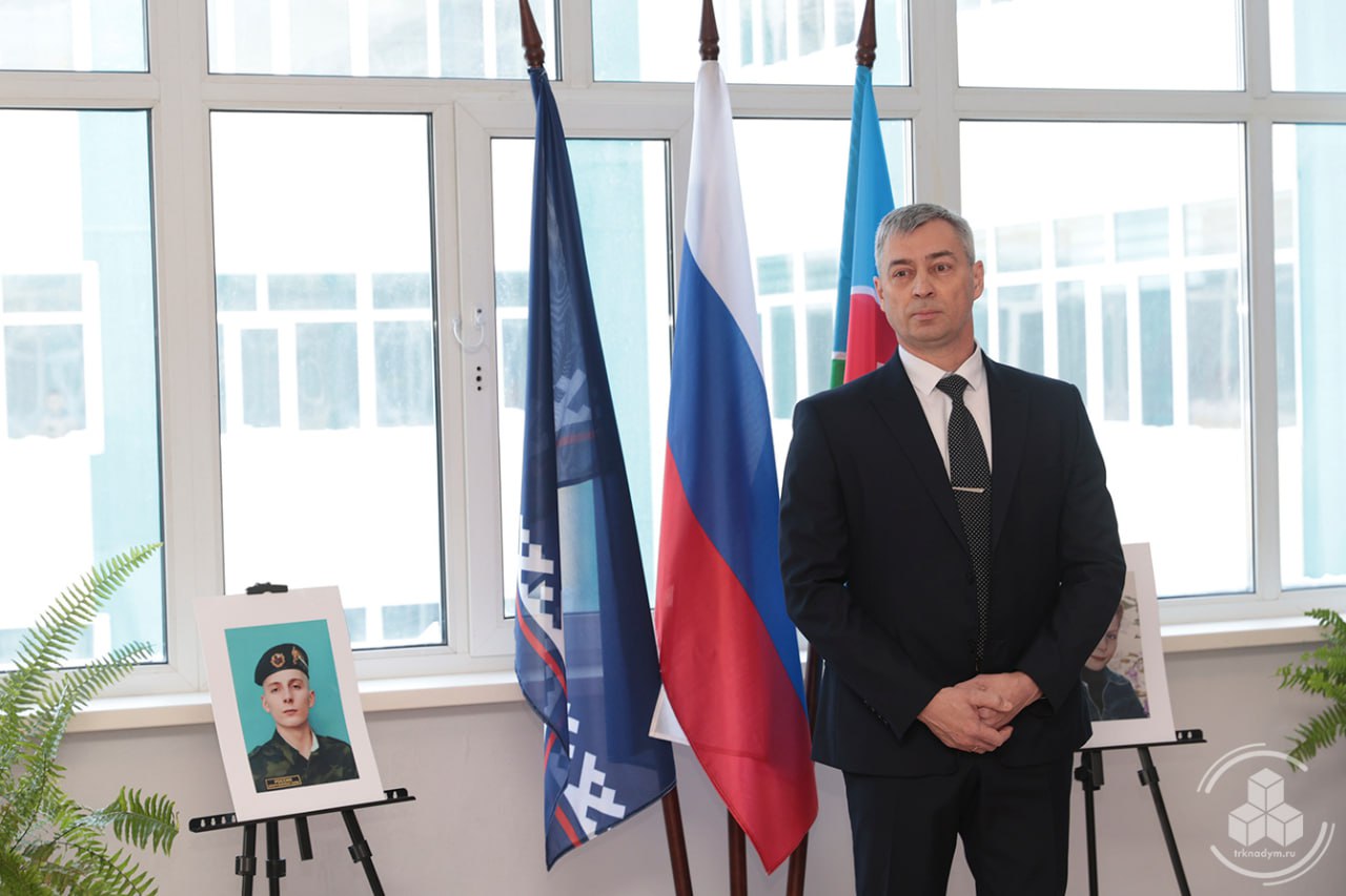 В 9-й школе открыли мемориальную доску Алексею Семынину, погибшему в ходе СВО В 9-й школе открыли мемориальную доску Алексею Семынину, погибшему в ходе СВО