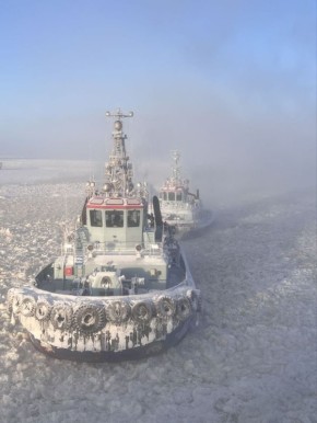 Идти с работы вдвоём с товарищем всегда интереснее